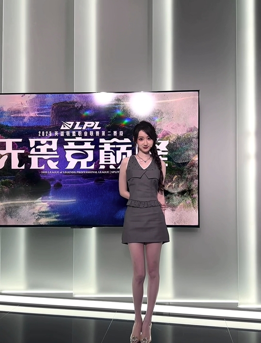互动主持不是童童我不看！主持童童更博晒照：5月17日LPL互动见～
