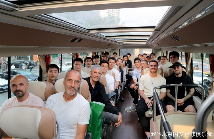 让我们一起争夺北京冠军！周先生带领球队观看比赛 我们将继续为同一城市的兄弟俱乐部加油