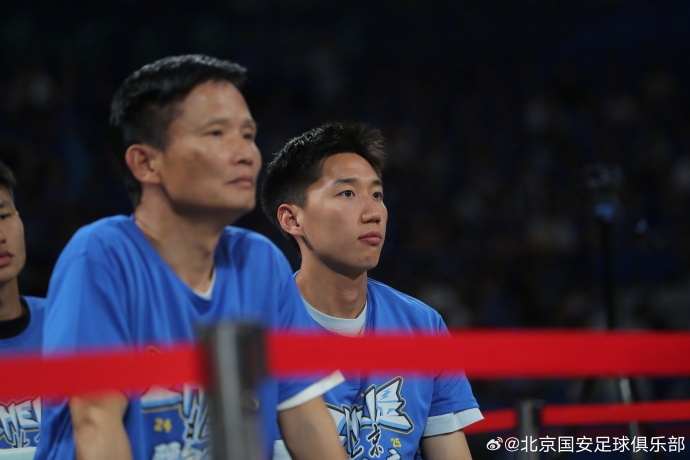 让我们一起争夺北京冠军！周先生带领球队观看比赛 我们将继续为同一城市的兄弟俱乐部加油