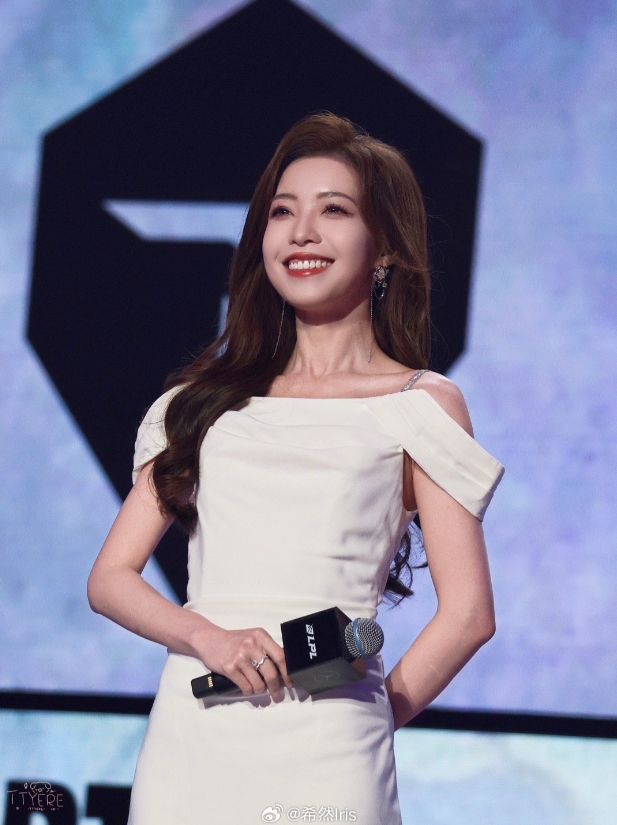 这一身好好看！希然晒照：露肩米白长裙展现大长腿 笑容温婉令人目眩