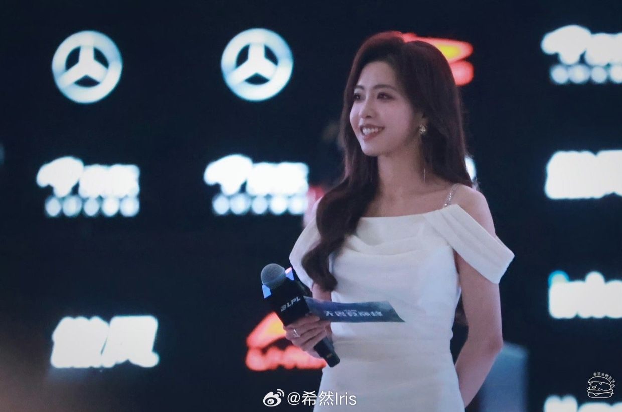 这一身好好看！希然晒照：露肩米白长裙展现大长腿 笑容温婉令人目眩