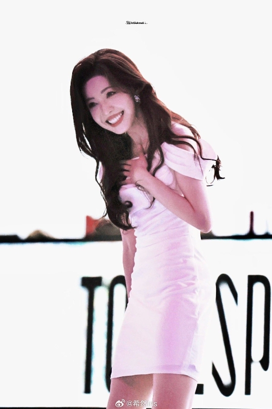 这一身好好看！希然晒照：露肩米白长裙展现大长腿 笑容温婉令人目眩