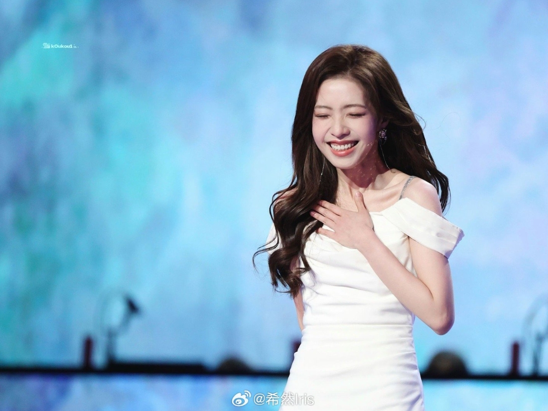 这一身好好看！希然晒照：露肩米白长裙展现大长腿 笑容温婉令人目眩