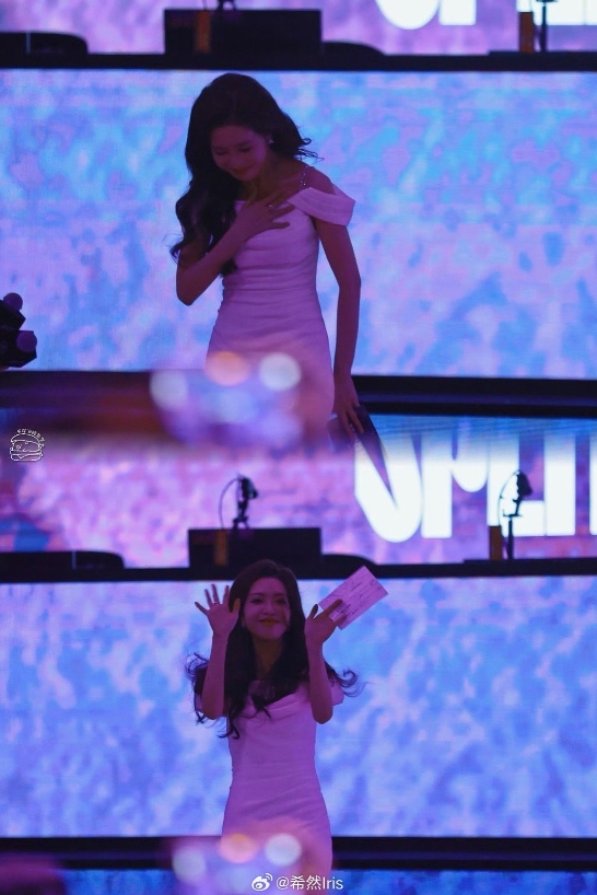 这一身好好看！希然晒照：露肩米白长裙展现大长腿 笑容温婉令人目眩