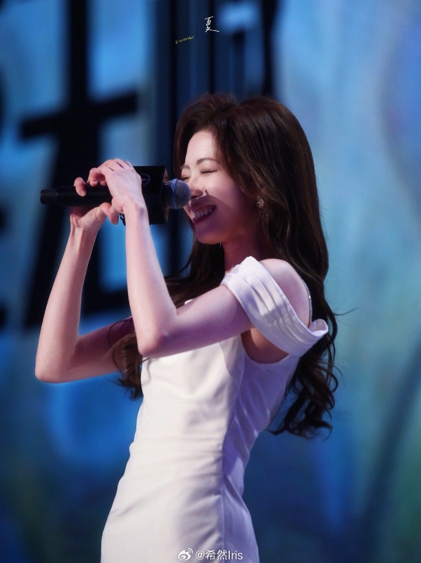 这一身好好看！希然晒照：露肩米白长裙展现大长腿 笑容温婉令人目眩