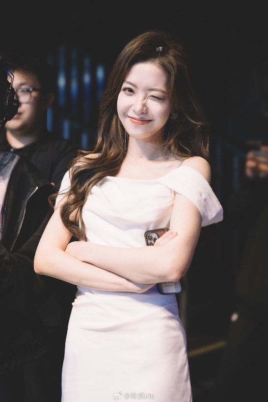 这一身好好看！希然晒照：露肩米白长裙展现大长腿 笑容温婉令人目眩