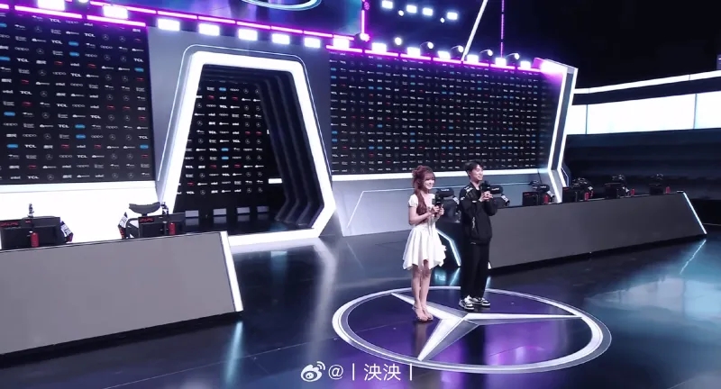 LPL女主持泱泱晒照：昨天下班回去倒头就睡，又是元气满满的一天