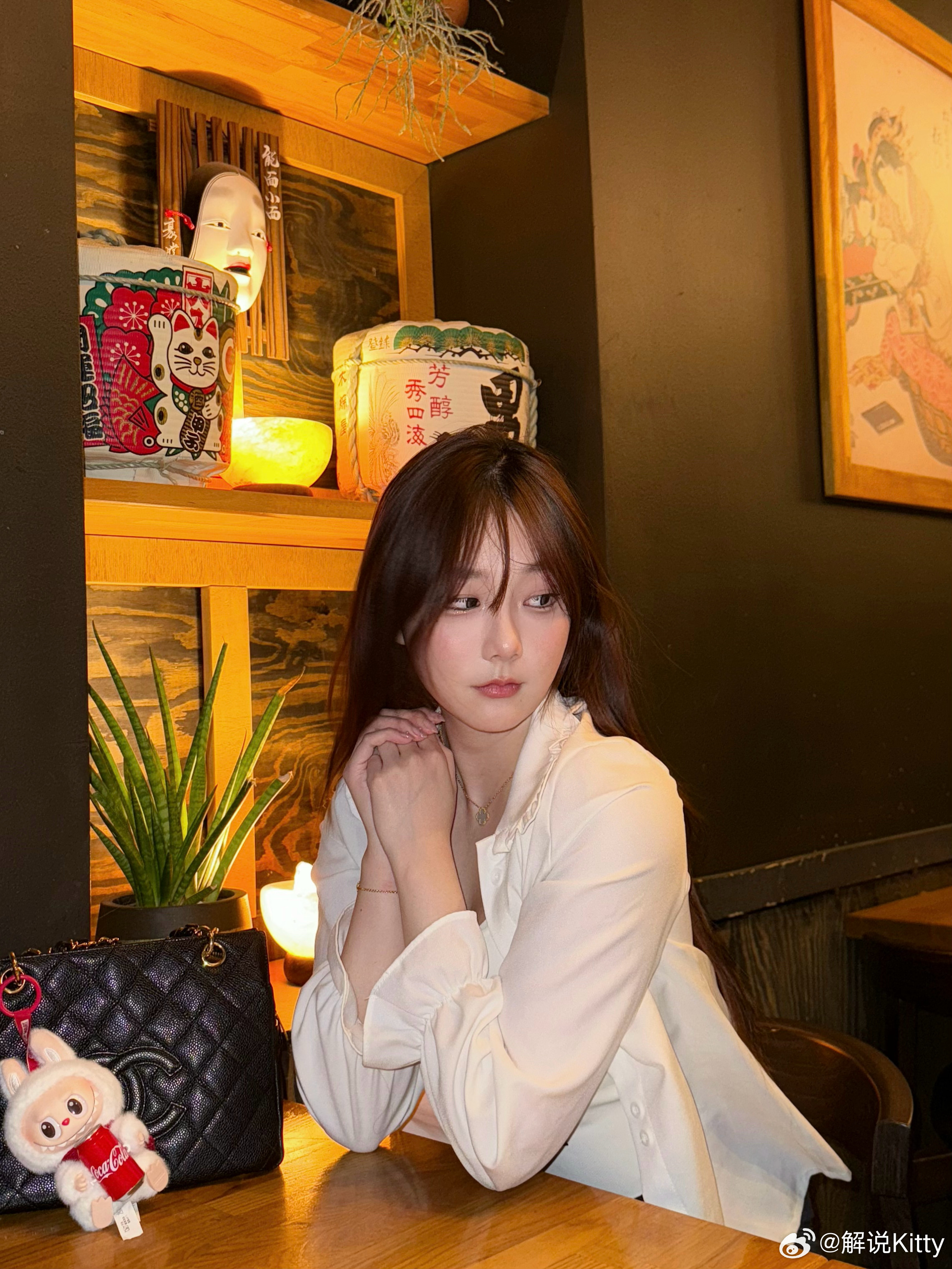 小味挠的一下就上来了😍解说Kitty晒照：白背心搭配白白衬衣