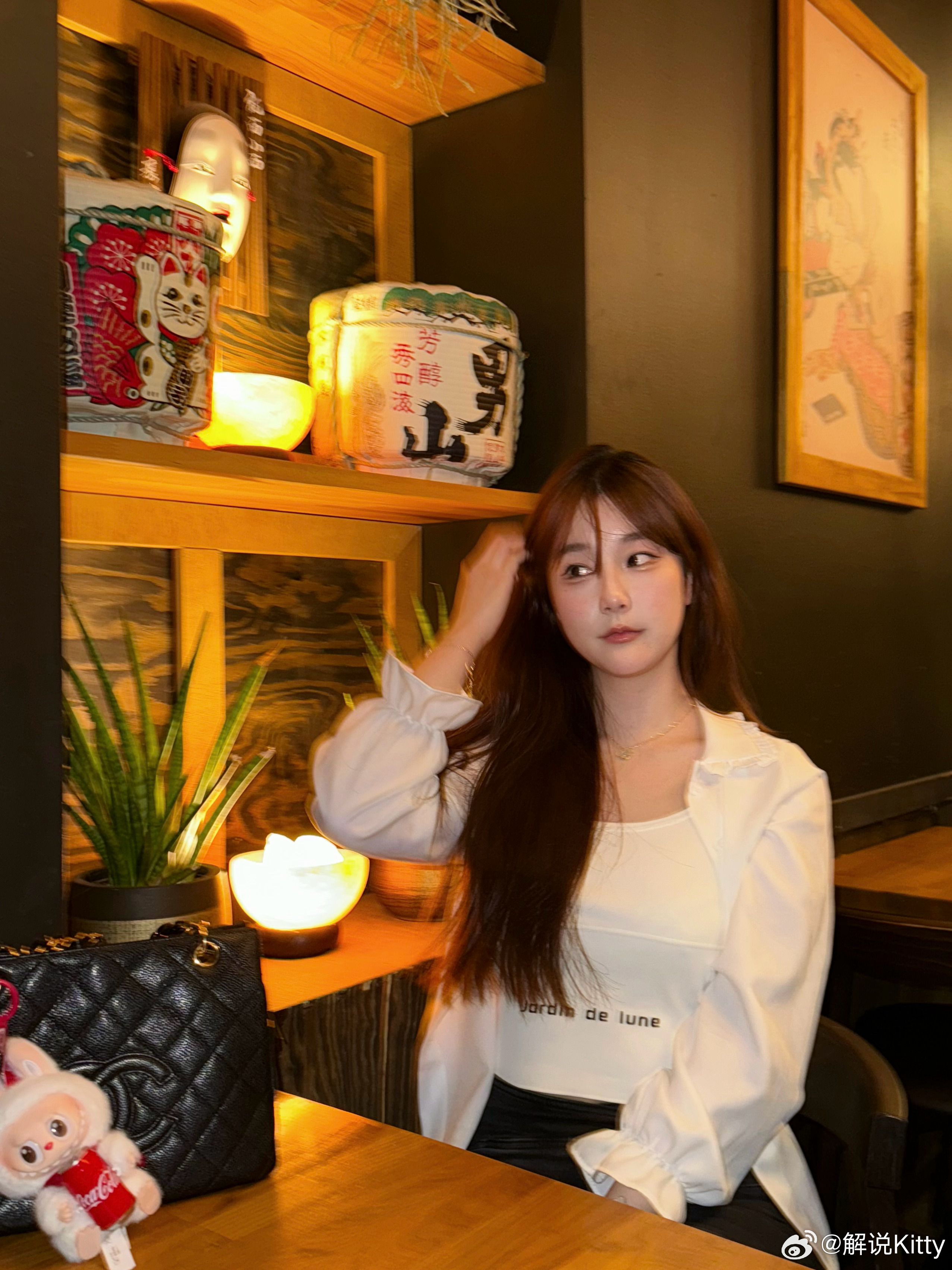 小味挠的一下就上来了😍解说Kitty晒照：白背心搭配白白衬衣