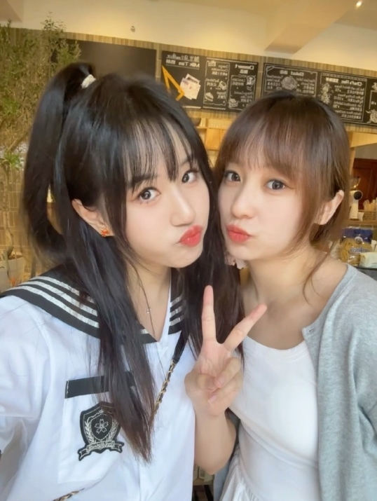 还有水手服！Suki晒与Doinb妻子糖小幽合影：一些碎碎念 ​​​