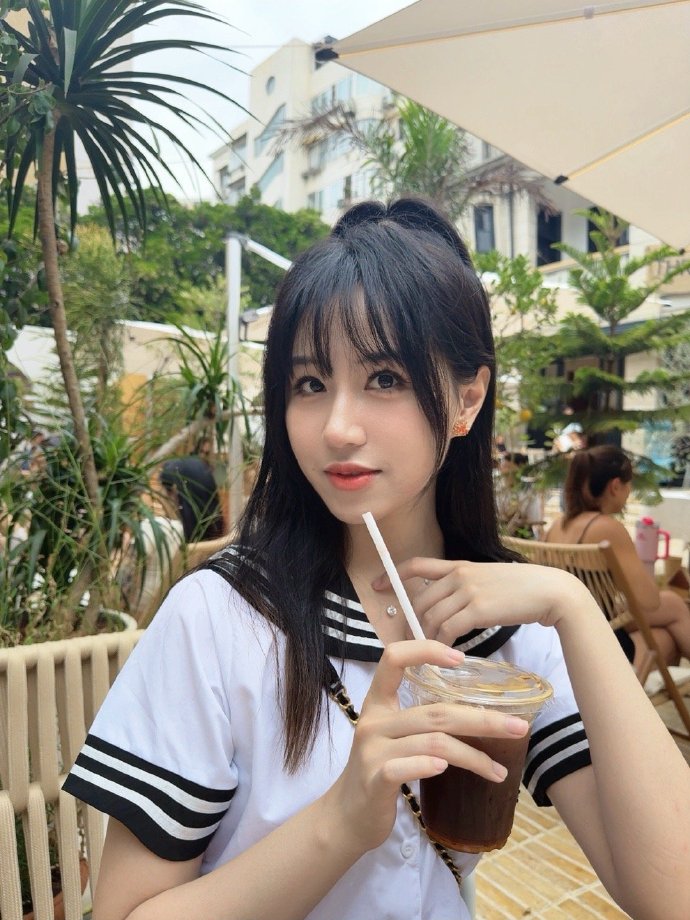 还有水手服！Suki晒与Doinb妻子糖小幽合影：一些碎碎念 ​​​