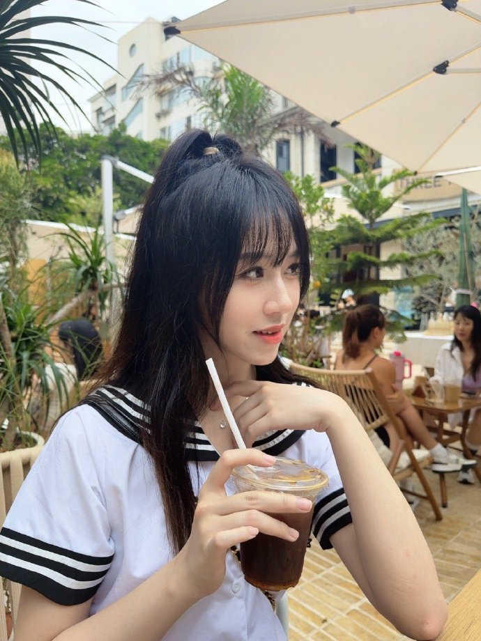 还有水手服！Suki晒与Doinb妻子糖小幽合影：一些碎碎念 ​​​