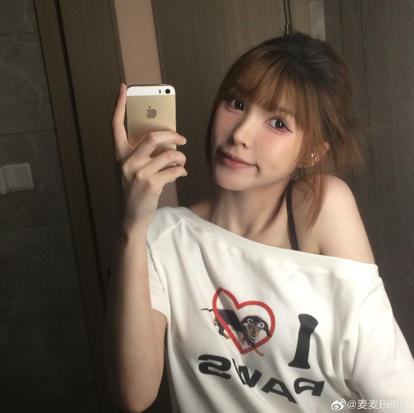 无畏契约美女主持麦麦晒照：老肩巨滑~