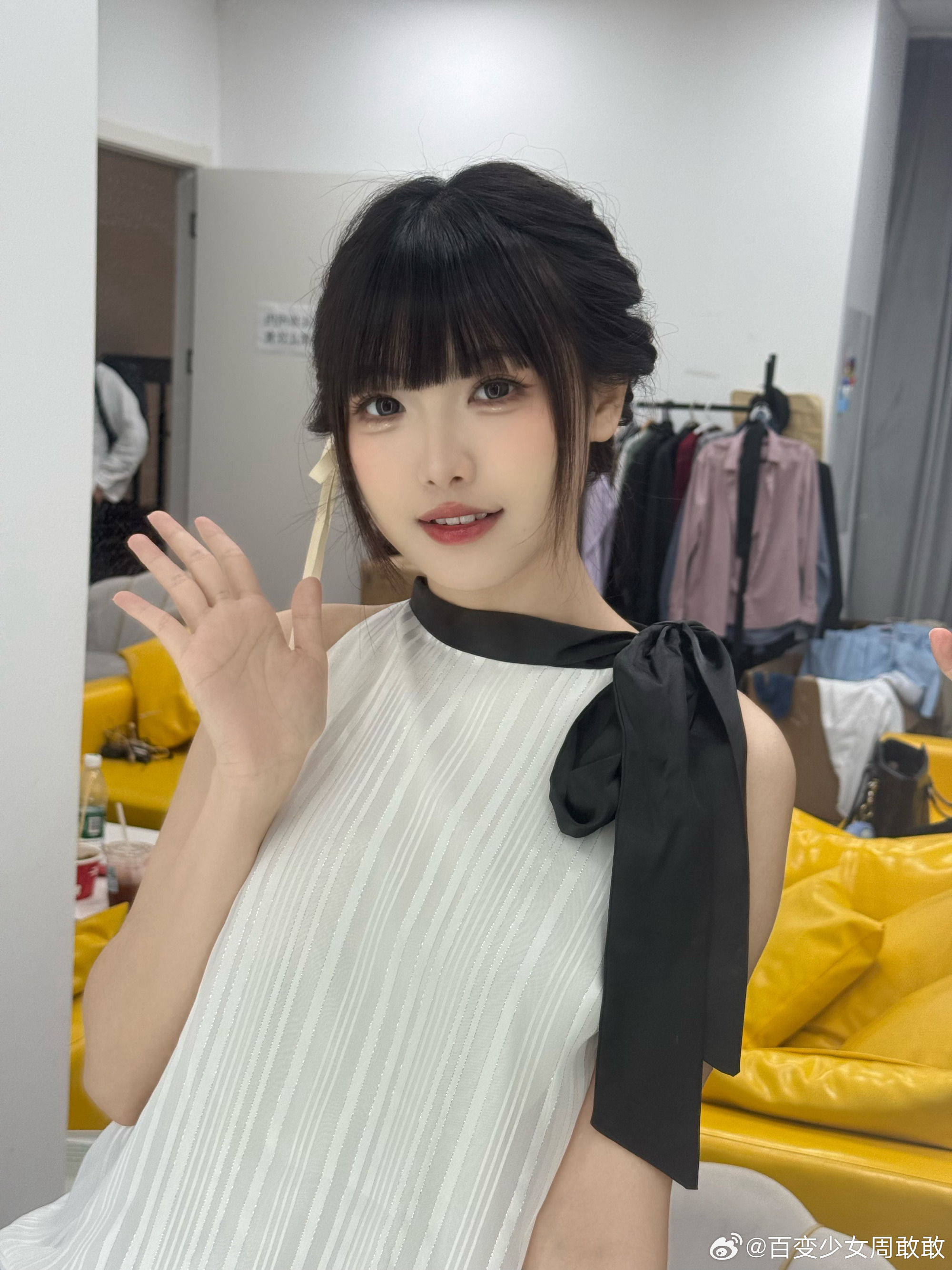 LPL互动女主持人周敢敢晒照：新买的99元小裙子~如何呢😊