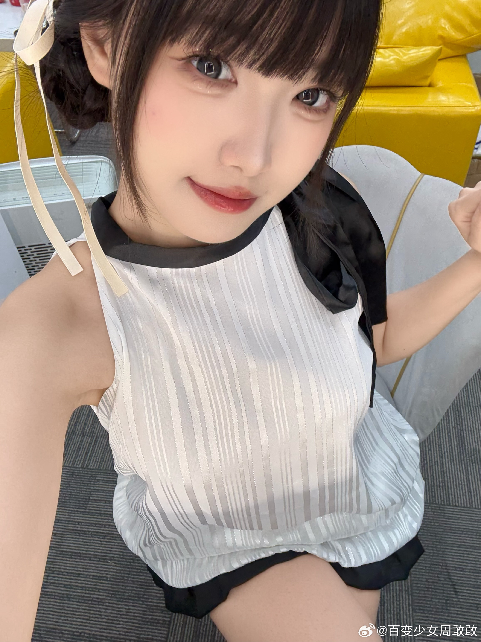 LPL互动女主持人周敢敢晒照：新买的99元小裙子~如何呢😊