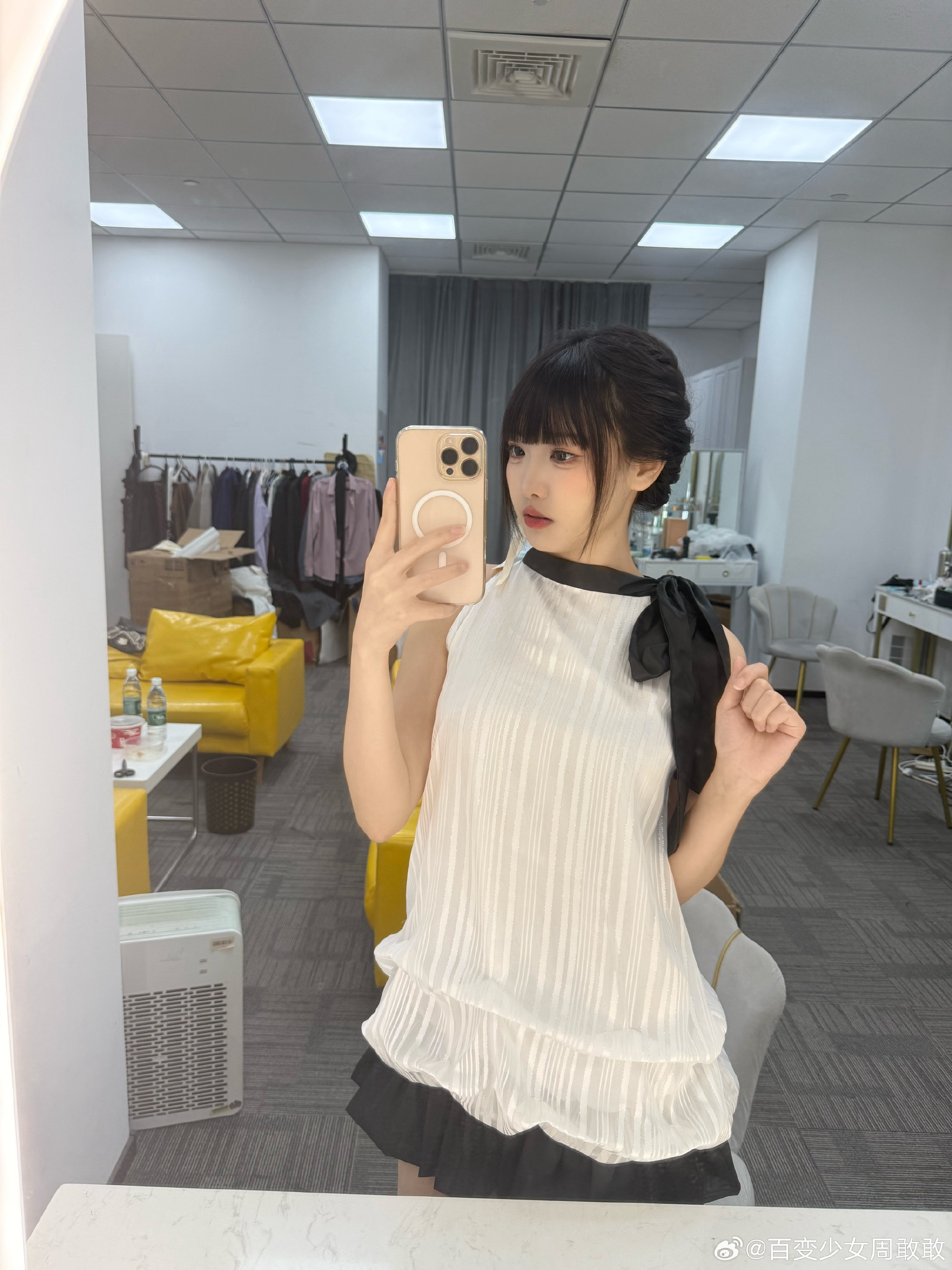LPL互动女主持人周敢敢晒照：新买的99元小裙子~如何呢😊