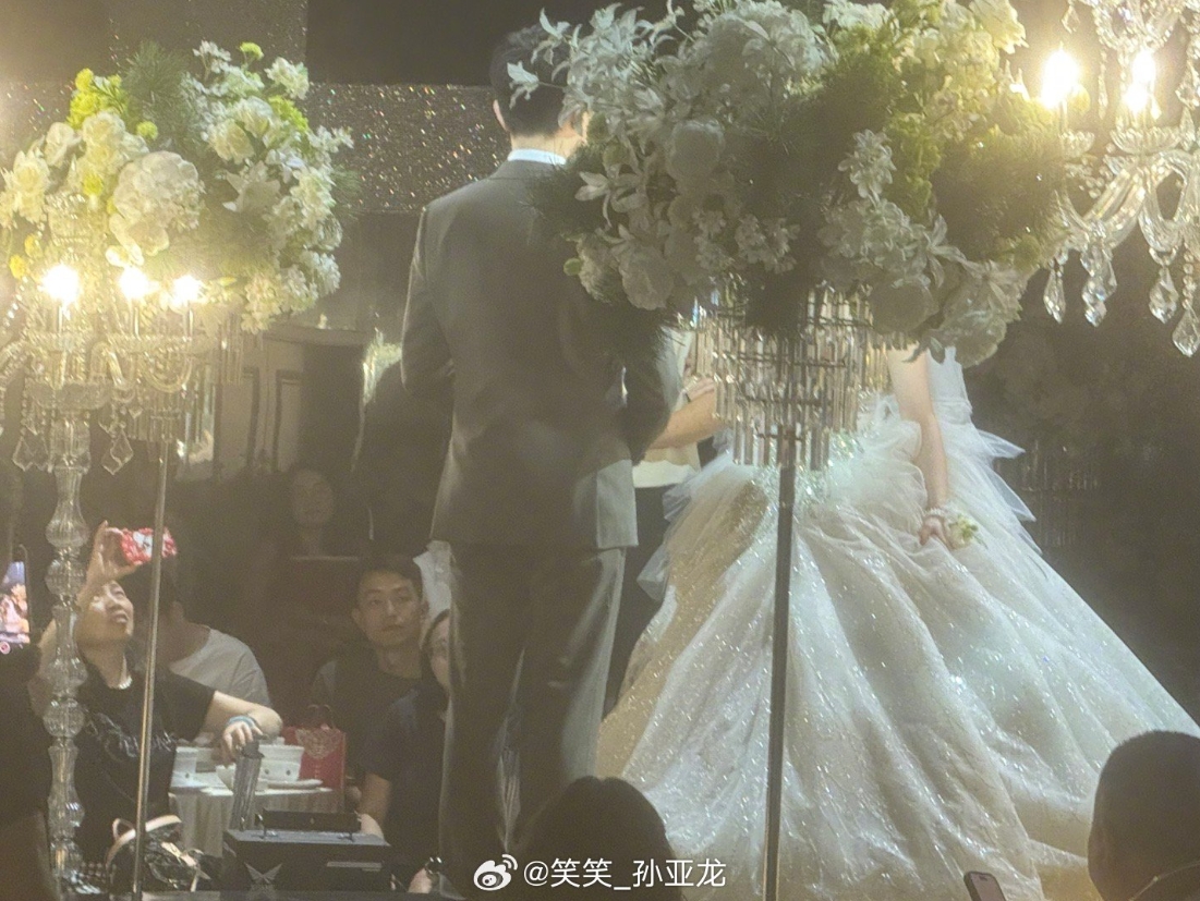 孙亚龙更博：弟弟结婚啦。！孙家三姐弟就差姐姐咯