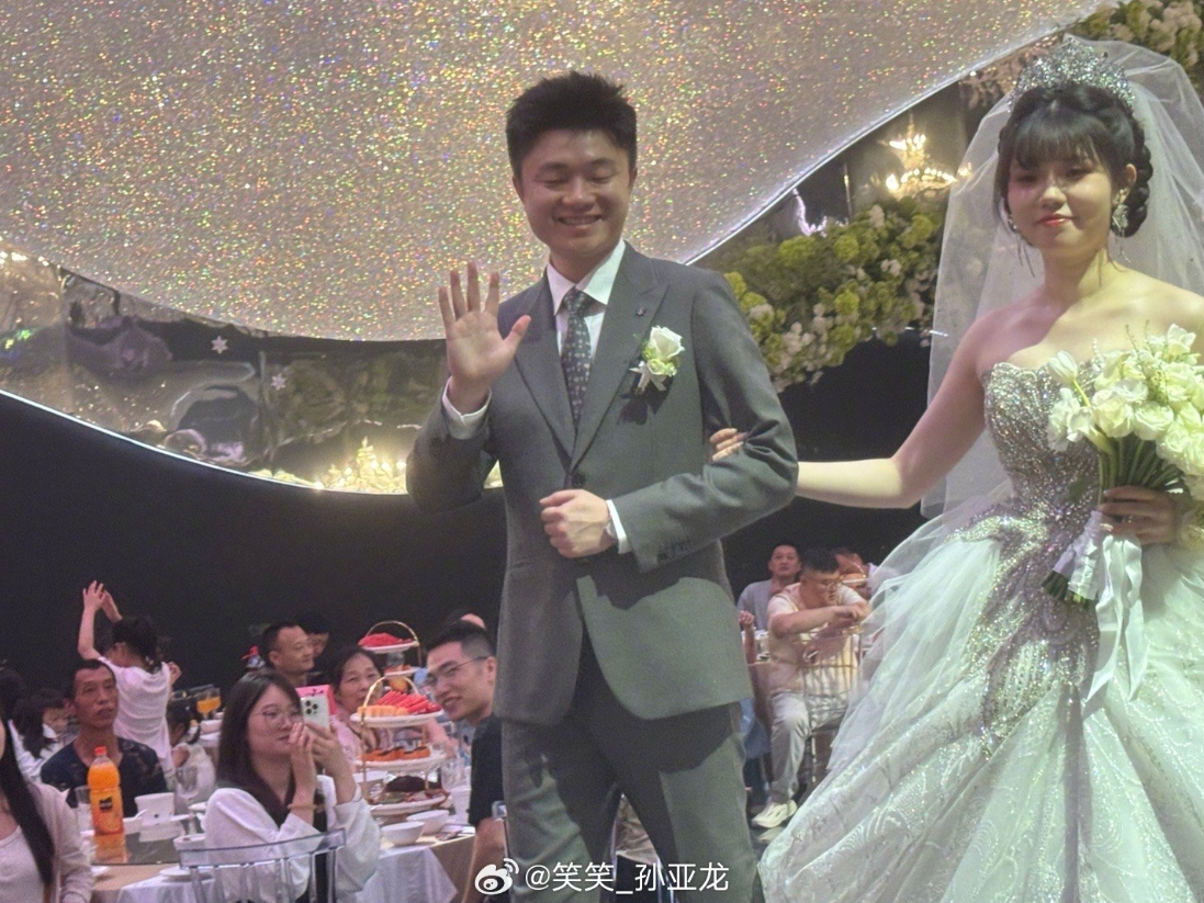 孙亚龙更博：弟弟结婚啦。！孙家三姐弟就差姐姐咯