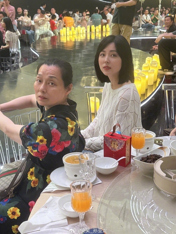 孙亚龙更博：弟弟结婚啦。！孙家三姐弟就差姐姐咯