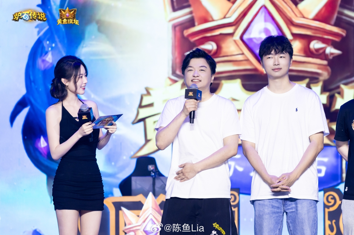永劫无间美女主持陈鱼晒照：劫区主持勇闯炉石