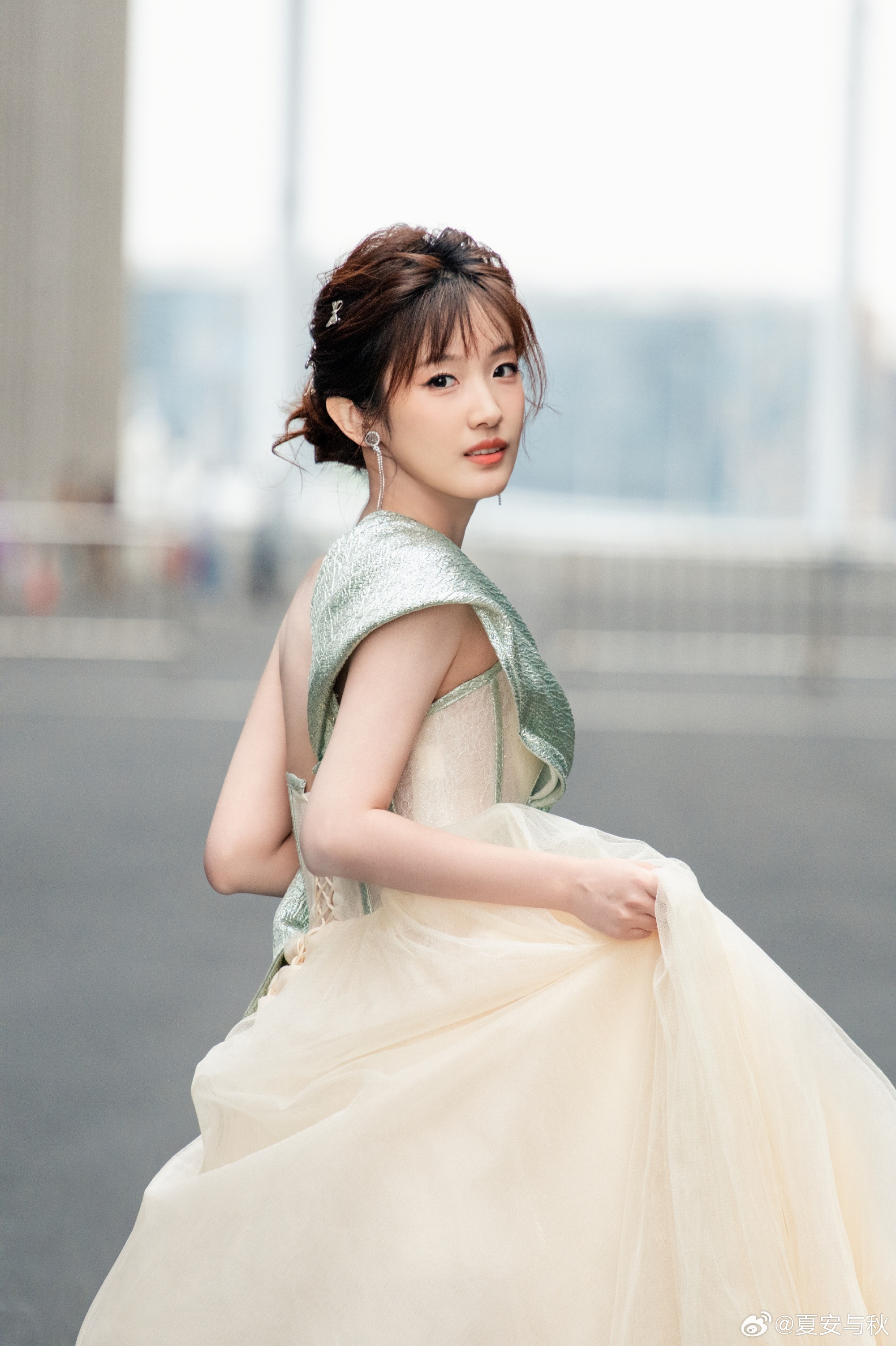 女主持人夏安分享ALC云顶之弈工作照：快乐上班~快乐下班~