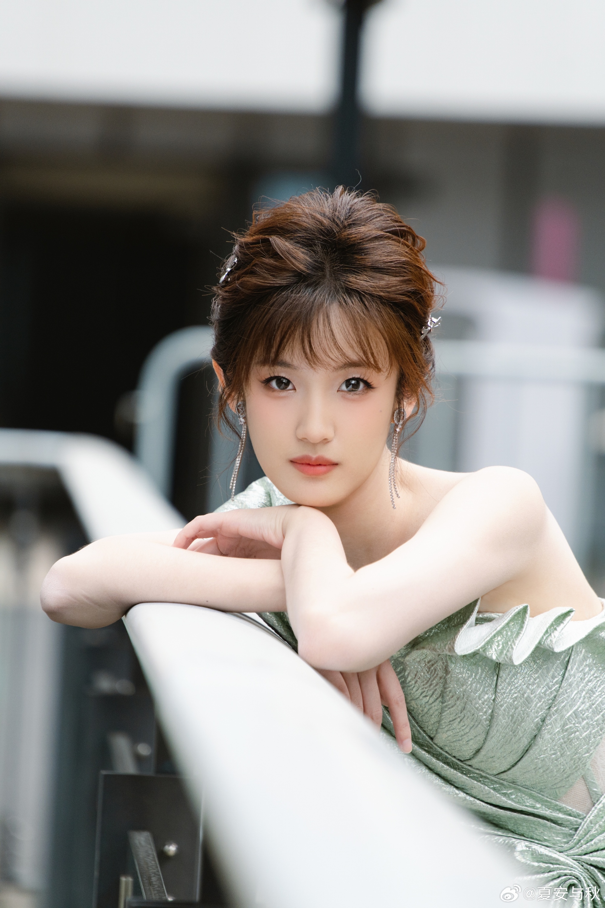 女主持人夏安分享ALC云顶之弈工作照：快乐上班~快乐下班~