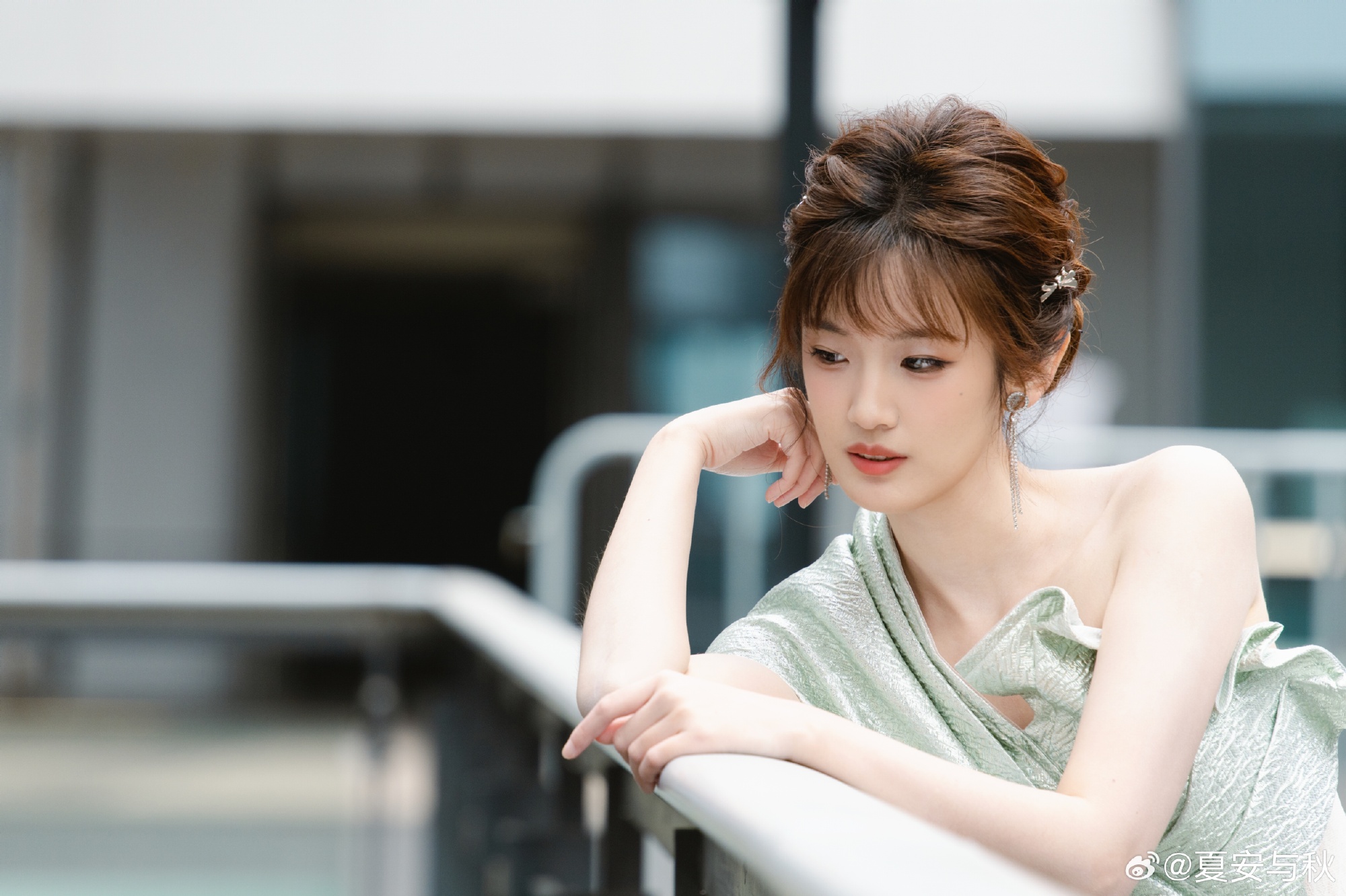 女主持人夏安分享ALC云顶之弈工作照：快乐上班~快乐下班~