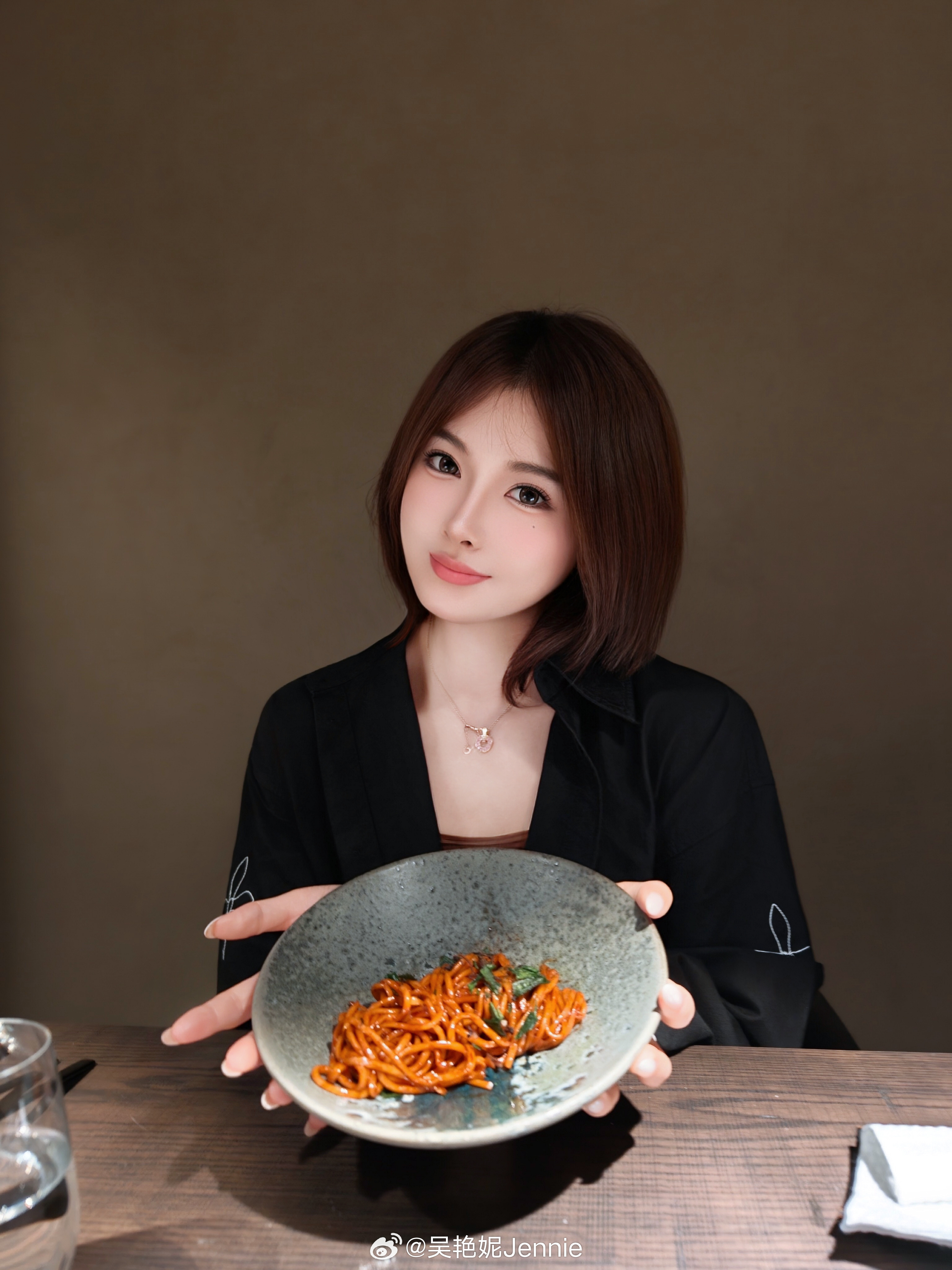 png电子官网可爱捏😍吴艳妮社媒晒新造型，棕色短发配上黑色外套