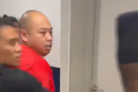 媒体人：广厦G5赛后掌掴袭击女记者的红衣光头男子被拘留8天