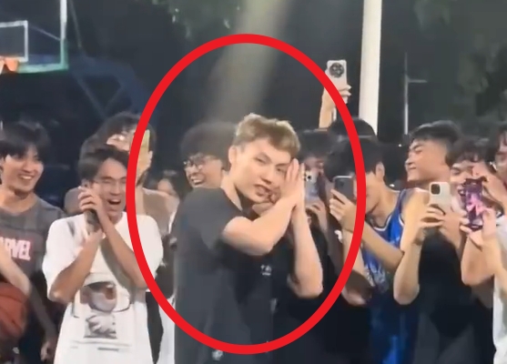 徐杰参加校园行活动单挑命中超远三分再秀熟悉“晚安安”庆祝🌙