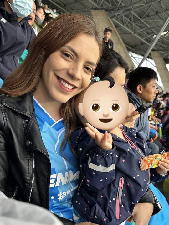 国足太太团+1！杨明洋与妻子是跨国恋💗育有两个孩子生活美满