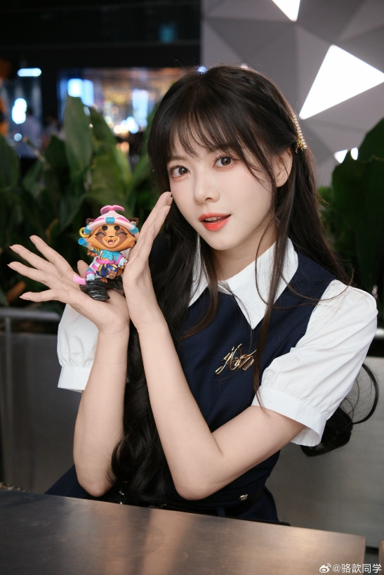 前辈，请和我...！骆歆晒学院风美照：老实交代你520现在在干嘛？！