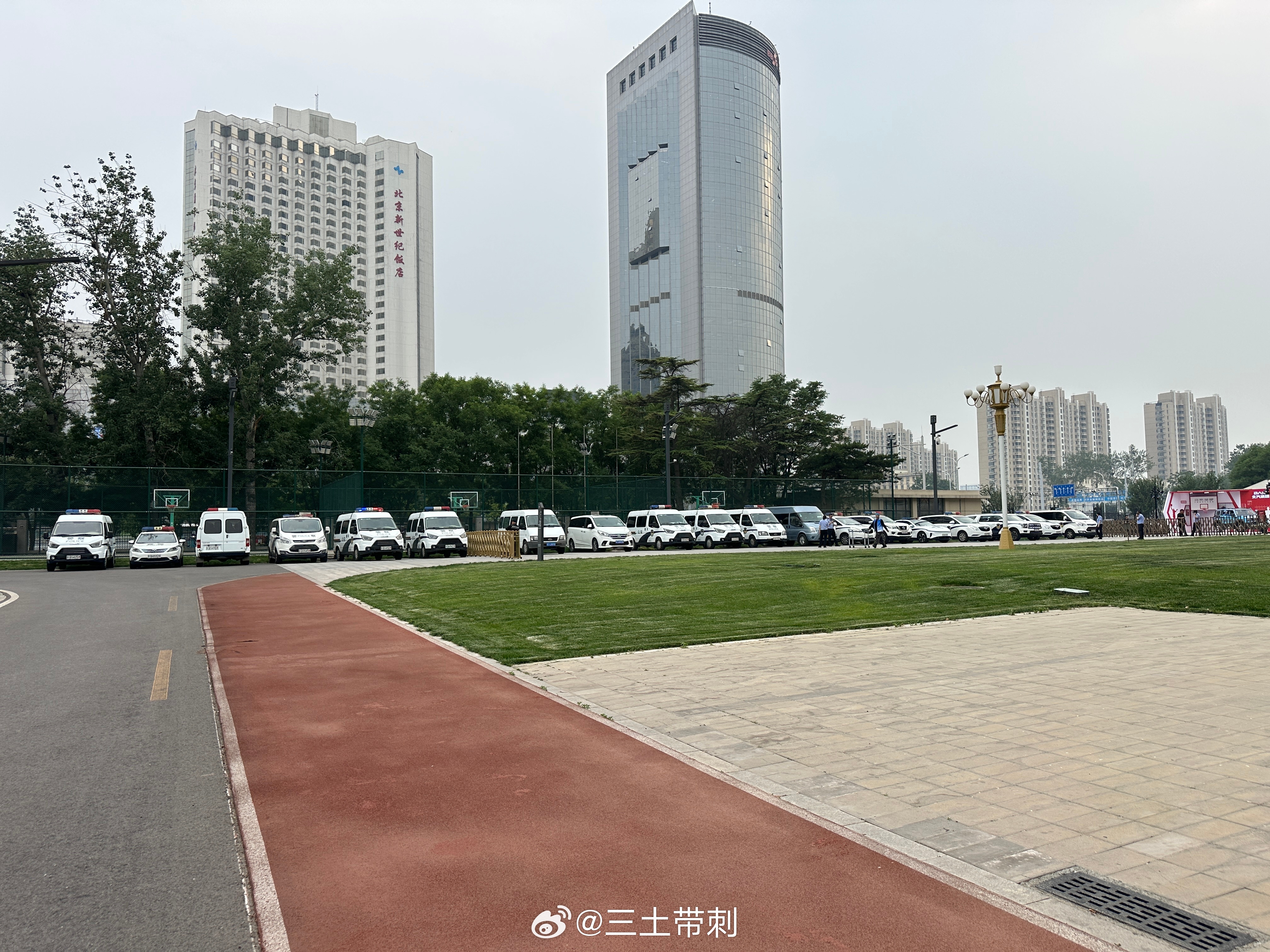防止闹事👀媒体人晒图：大量警车停在北京男篮主场停车场
