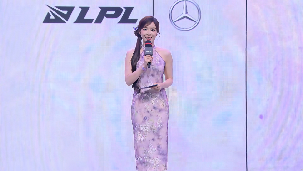 紫色确实很有韵味😍LPL上海现场女主持人余霜：一身紧身旗袍~