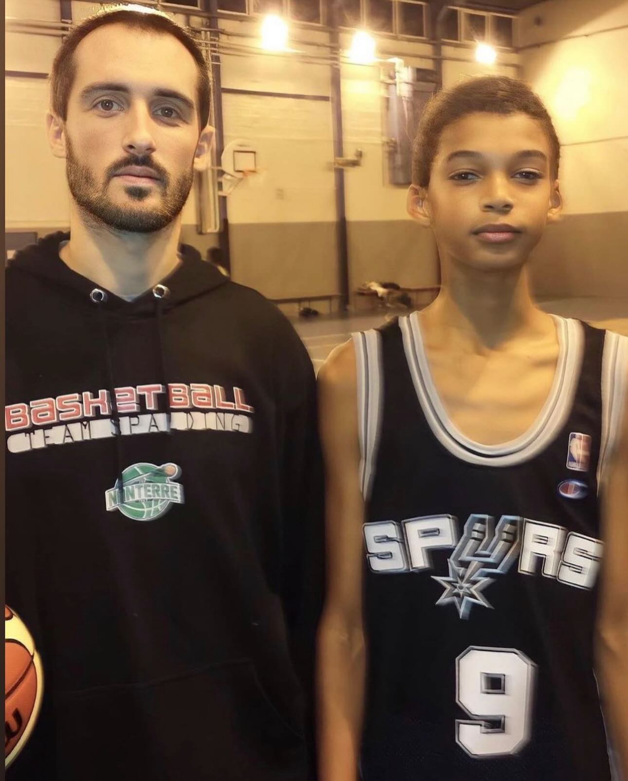 罗斯&约基奇&文班亚马小时候都穿过他们未来NBA球队的球衣🍬