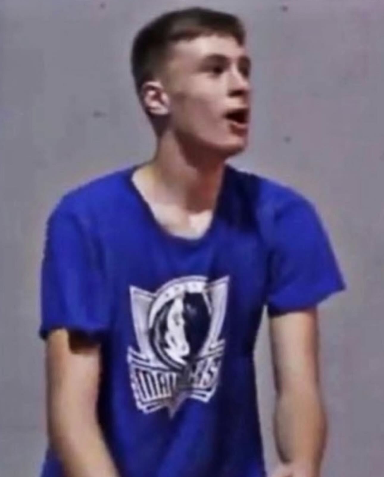 罗斯&约基奇&文班亚马小时候都穿过他们未来NBA球队的球衣🍬