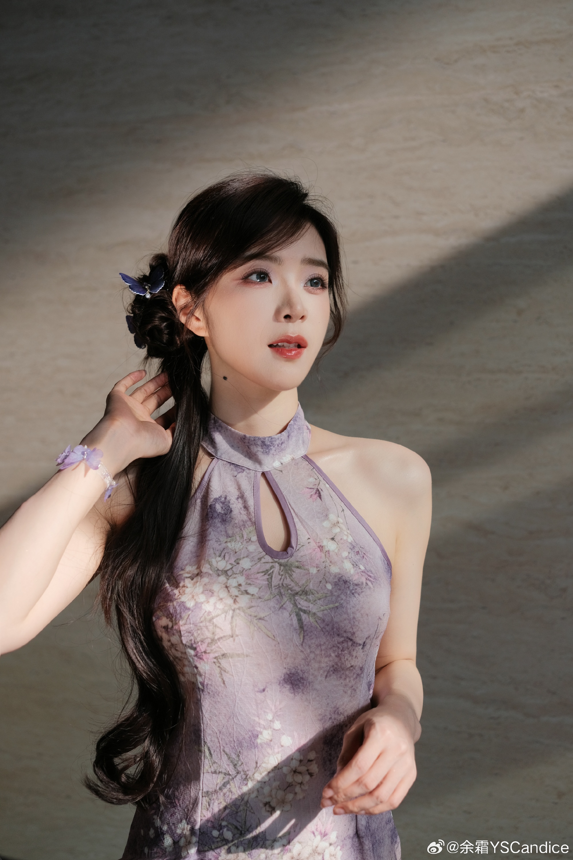 余霜分享今日LPL现场工作照：夏日云霞，暮紫凝烟”~灵魂莲华旗袍