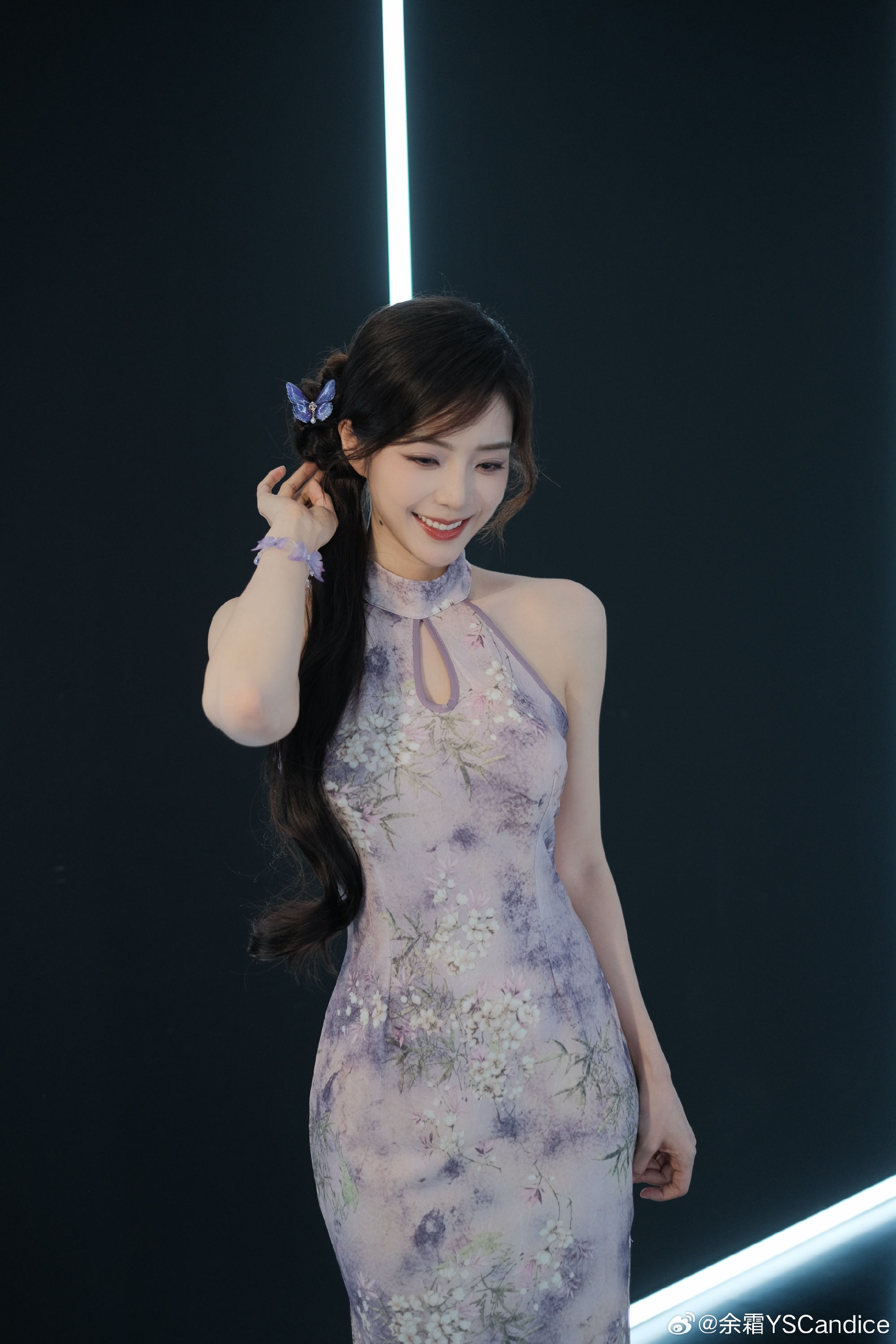 余霜分享今日LPL现场工作照：夏日云霞，暮紫凝烟”~灵魂莲华旗袍