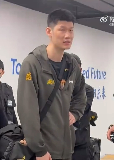 🙏🏽媒体人：胡金秋没有过多庆祝 因腹部受伤已缓慢离开球馆