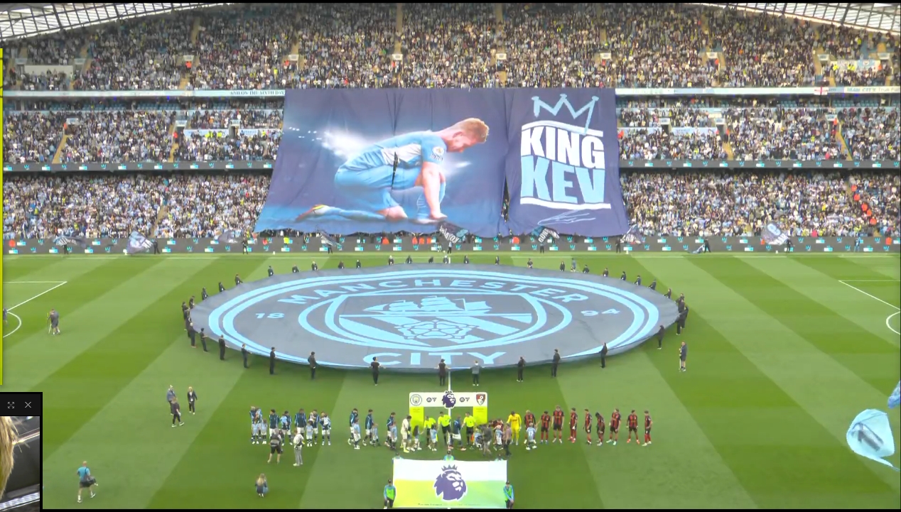 致敬蓝月传奇！曼城赛前看台Tifo：King Kev！