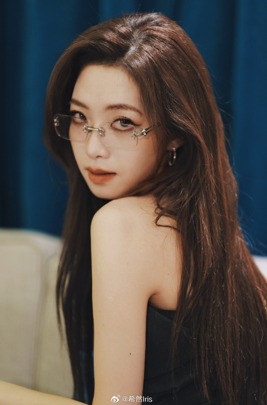 主持希然晒照：上周的灰色西装👓