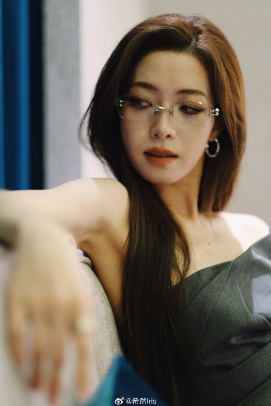 主持希然晒照：上周的灰色西装👓