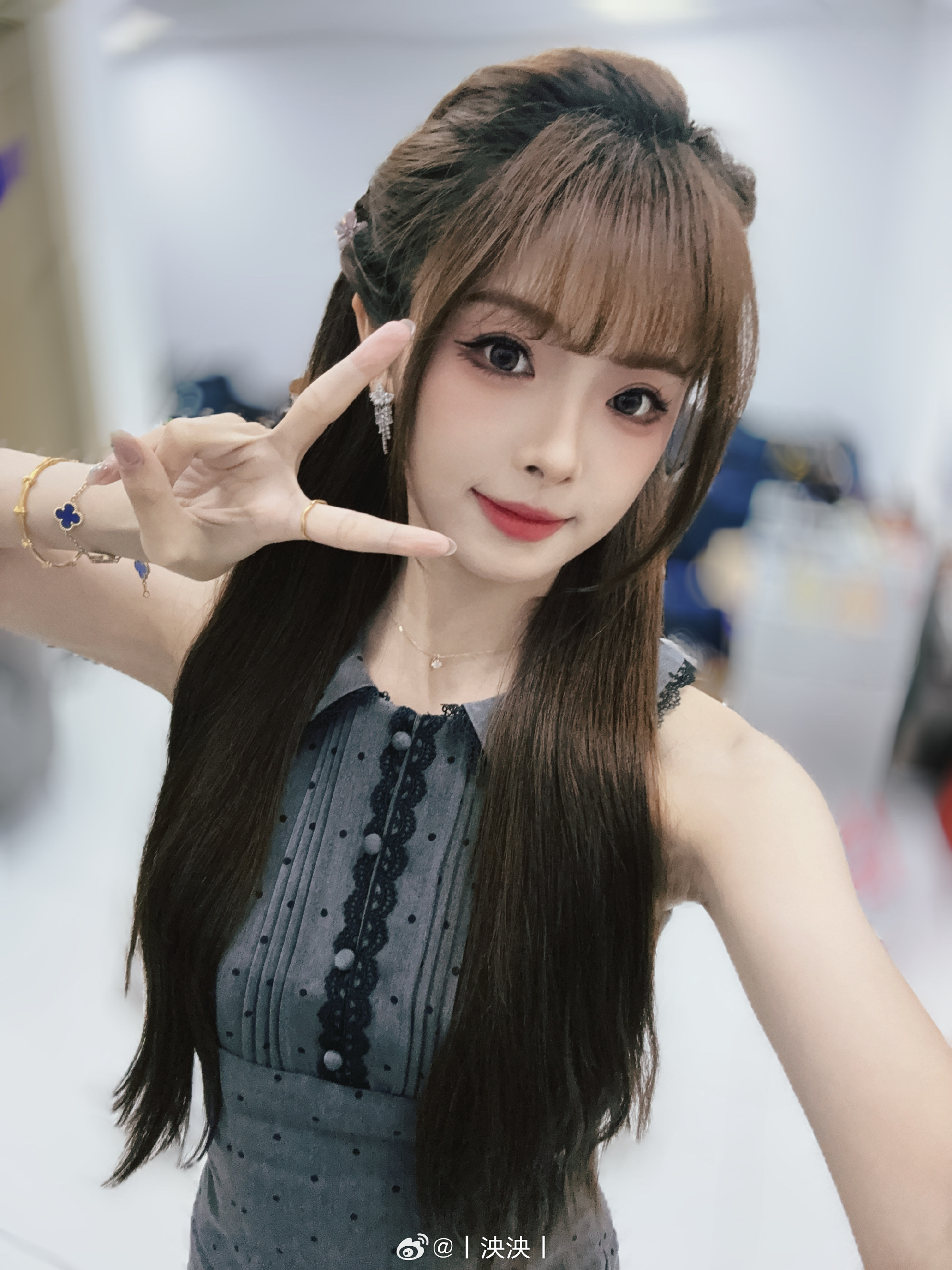 女主持人扬阳发布了一张照片：孩子将首次参加LPL淘汰赛的现场主持人！呢
