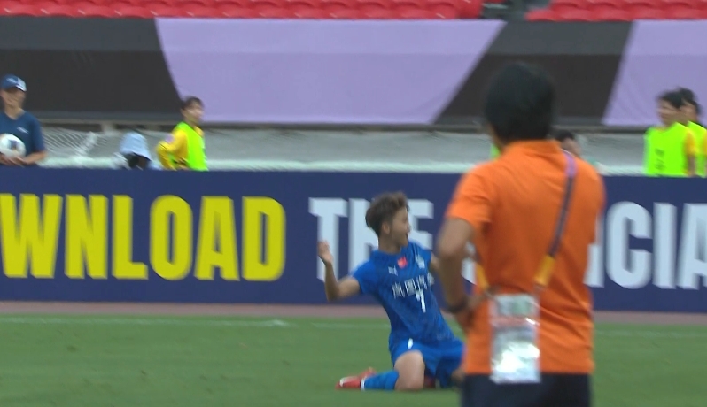 Wang Shuang射门得分 滑了跪下来庆祝！武汉女子足球队以1-0领先胡志明市女子足球队！