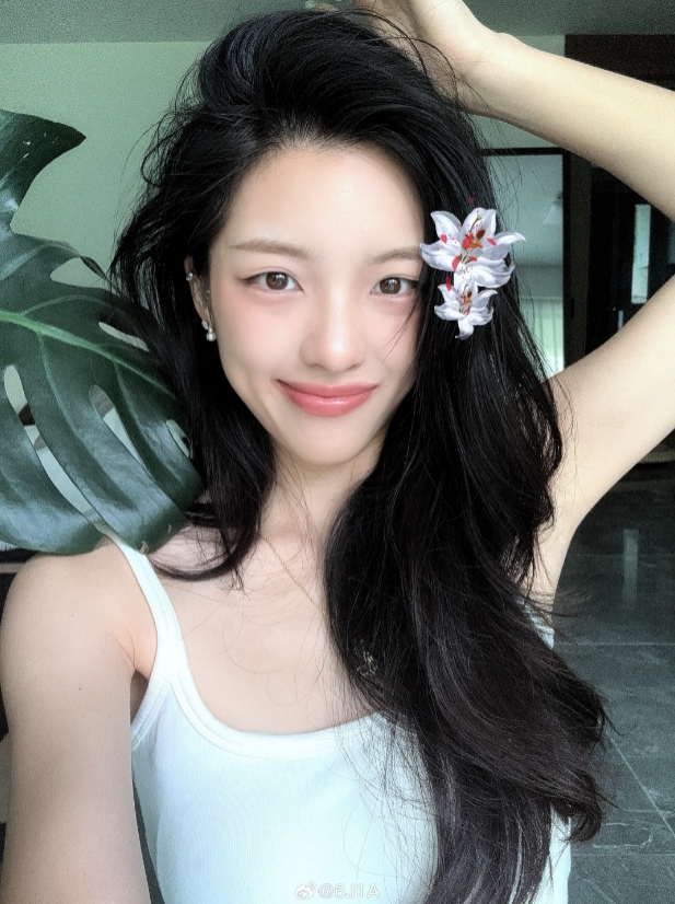 AG CF分部女选手6J1A晒照：果然女人才是世界上最美好的