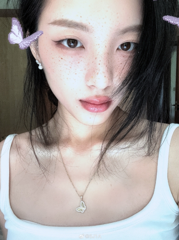 AG CF分部女选手6J1A晒照：果然女人才是世界上最美好的