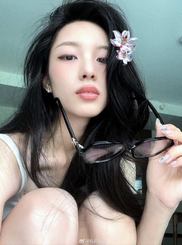 AG CF分部女选手6J1A晒照：果然女人才是世界上最美好的