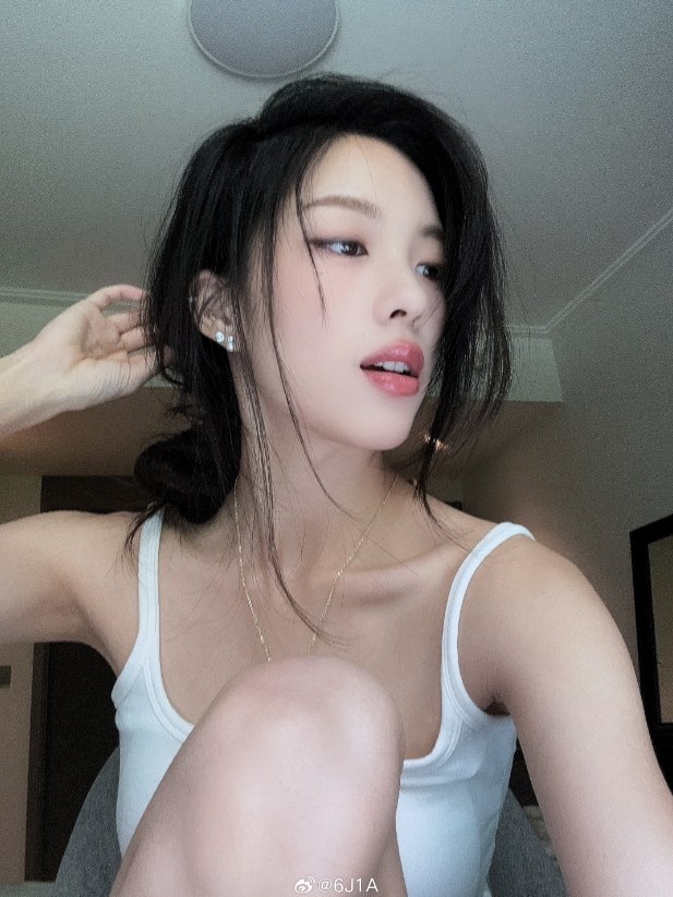 AG CF分部女选手6J1A晒照：果然女人才是世界上最美好的