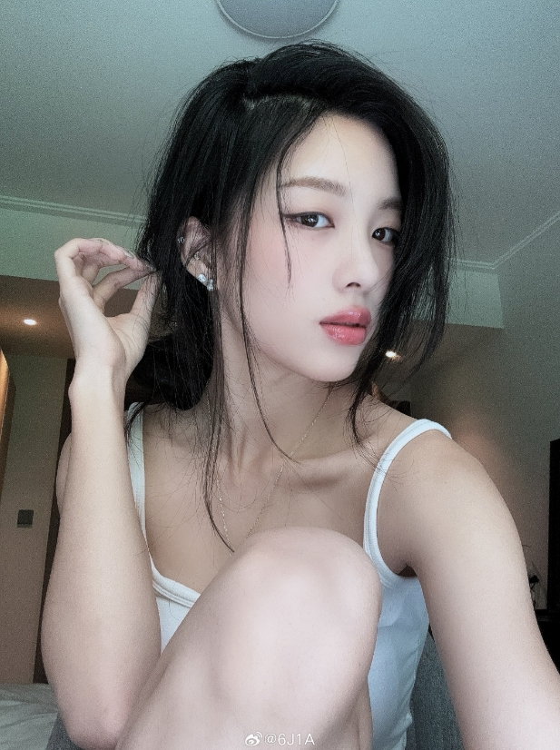 AG CF分部女选手6J1A晒照：果然女人才是世界上最美好的
