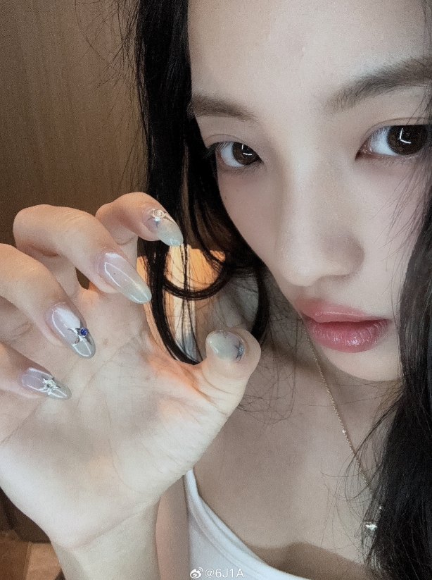 AG CF分部女选手6J1A晒照：果然女人才是世界上最美好的